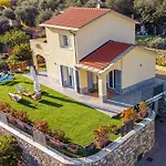 Mimosa Diano Marina: Exclusive Use Villa, Garden, Barbecue, 3 Bedrooms And 3 Bathrooms Villa