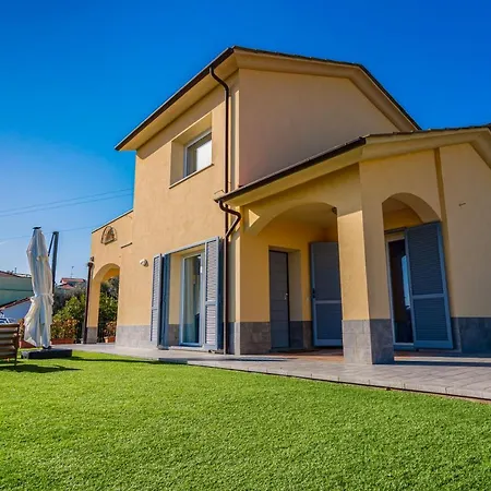 Villa Mimosa Diano Marina: Exclusive Use Villa, Garden, Barbecue, 3 Bedrooms And 3 Bathrooms Diano Marina