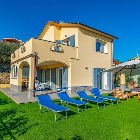 Mimosa Diano Marina: Exclusive Use Villa, Garden, Barbecue, 3 Bedrooms&3 Bathrooms Villa