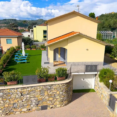 Mimosa Diano Marina: Exclusive Use Villa, Garden, Barbecue, 3 Bedrooms&3 Bathrooms